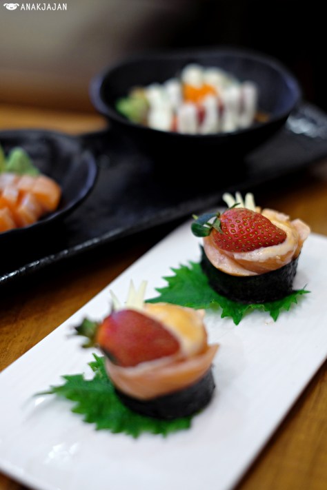 Salmon Aburi Cheese Roll IDR 73k