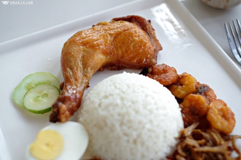 Nasi Lemak with Fried Chicken + Sambal Prawns IDR 60k
