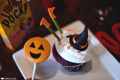 Jack-o'-lantern Macaron Stick & Witch Cupcake