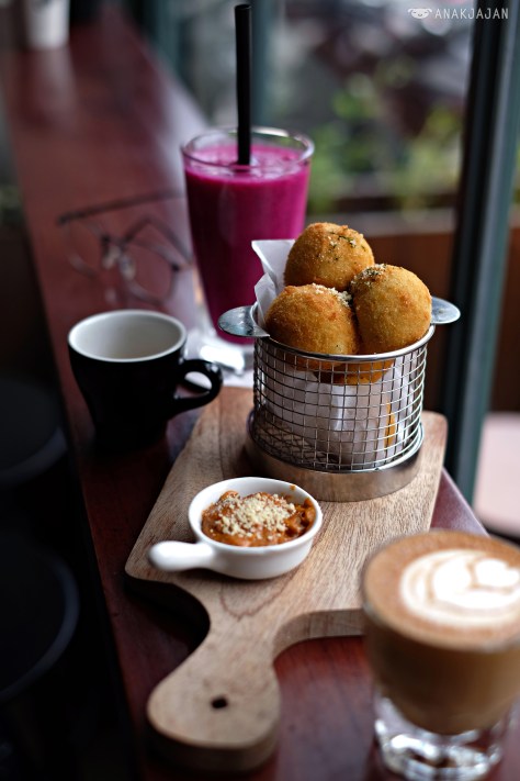 Cheese Ball IDR 43k // Pink Magic Smoothie IDR 48k