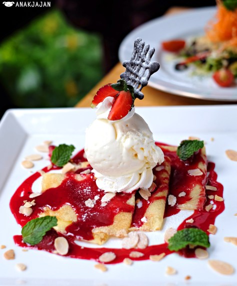 Cream & Strawberry Crepe